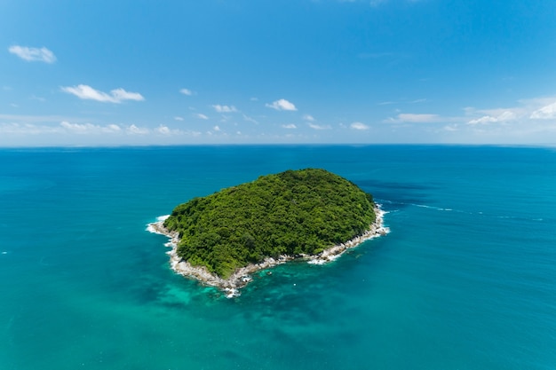 Photo paysage de vue aérienne de petite île en mer tropicale sur fond de ciel bleu incroyable petite île à phuket en thaïlande.