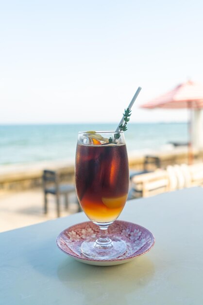 pêche au café americano glacé avec fond de mer océan