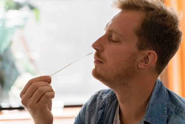 Personne faisant un test covid à domicile