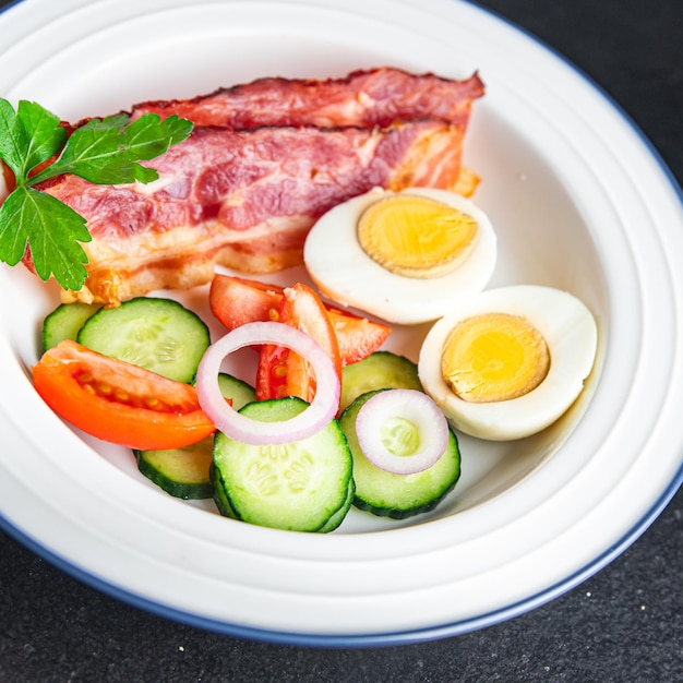 Petit déjeuner anglais bacon oeuf tomate concombre pain grillé repas sain alimentation collation