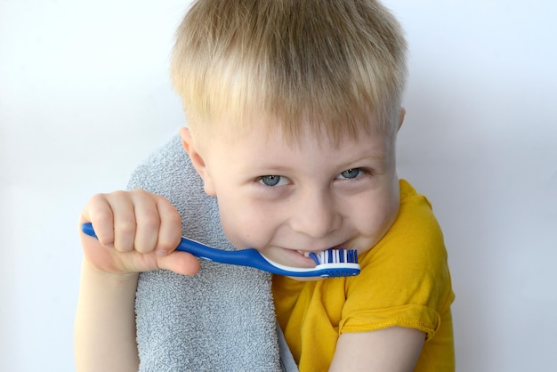 Petit garçon se brosser les dents