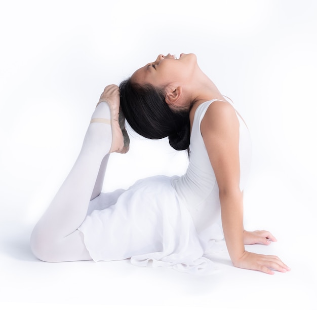 Photo petite ballerine asiatique en split isolé. fille souriante d'enfants asiatiques rêvant de devenir danseuse de ballet professionnelle, école de danse classique