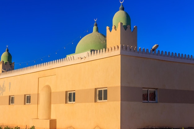 Photo petite mosquée dans le désert d'arabie, egypte