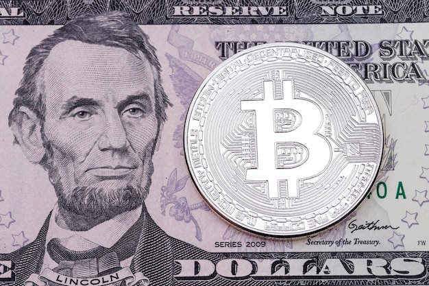 Photo de bitcoin en argent sur fond de billet de dollar Photo haute résolution