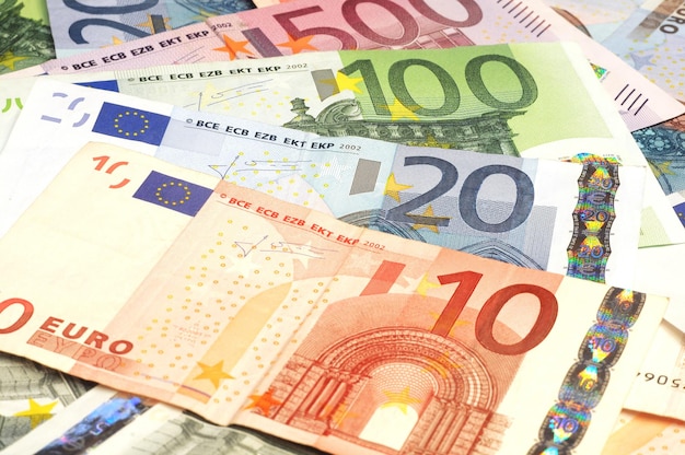 Une pile de billets en euros portant le numéro 10.