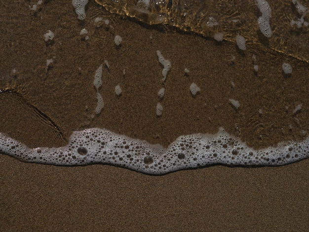 Plage de sable et vagues de la mer