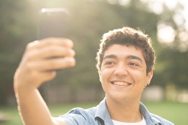 Photo plan rapproché du garçon hispanique prenant le selfie