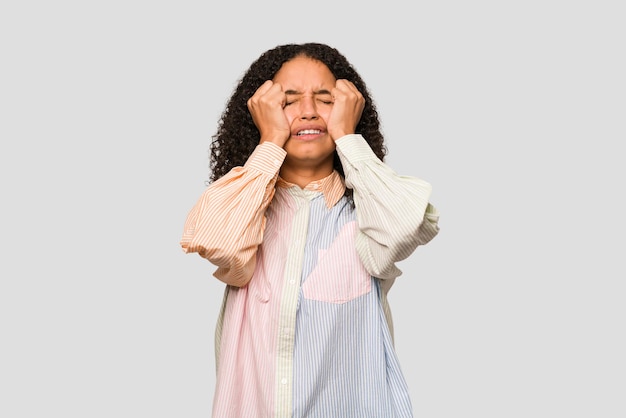 Pleurer mécontent de quelque chose d'agonie et de concept de confusion