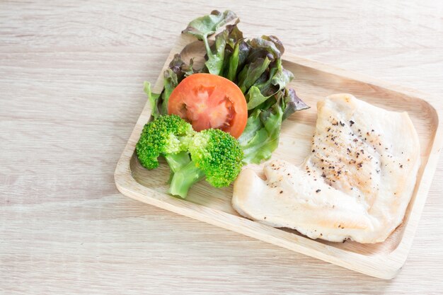 Poitrines de poulet grillées et légumes