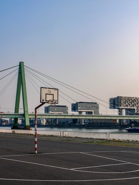 Photo le pont contre le ciel clair au coucher du soleil