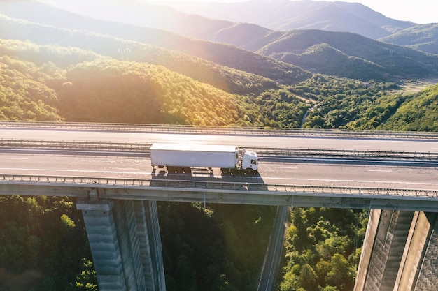 Photo un pont sur la route contre les montagnes