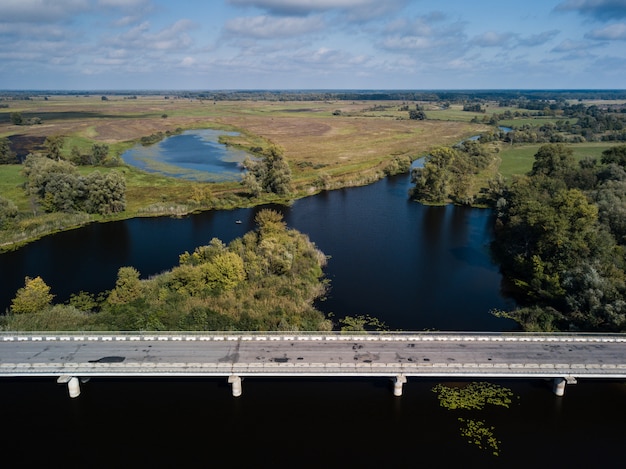 Pont routier automatique sur la rivière Desna dans la région de Tchernihiv, Ukraine