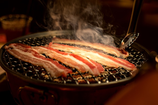 Porc ou boeuf grillés grillés au charbon de bois. Cuisiner des yakiniku à la japonaise