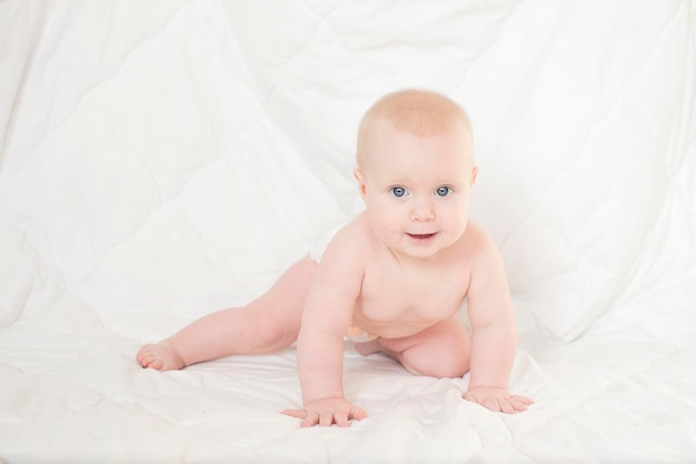 portrait d'un bébé mignon dans une couche