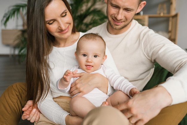 Portrait d'une belle jeune famille avec un bébé à la maison