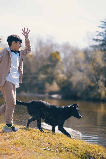 Photo portrait d'un enfant jouant avec son chien