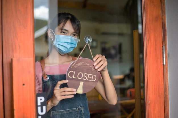 Photo portrait d'une femme debout contre la porte