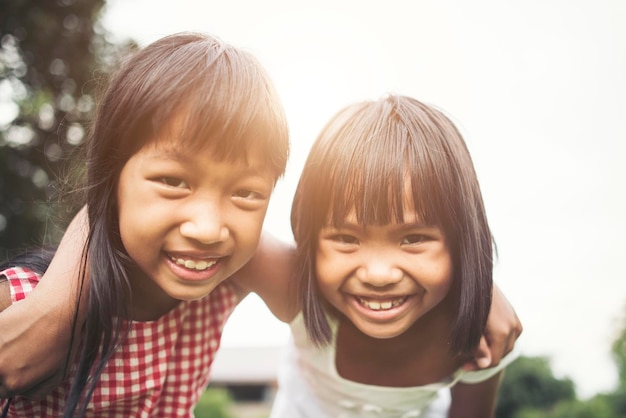 Photo portrait de filles souriantes debout à l'extérieur