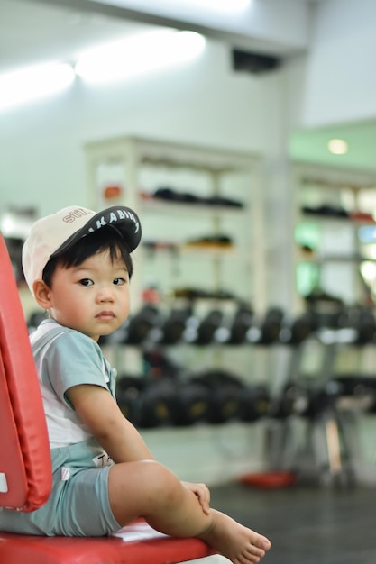 Photo portrait d'un garçon assis dans le gymnase