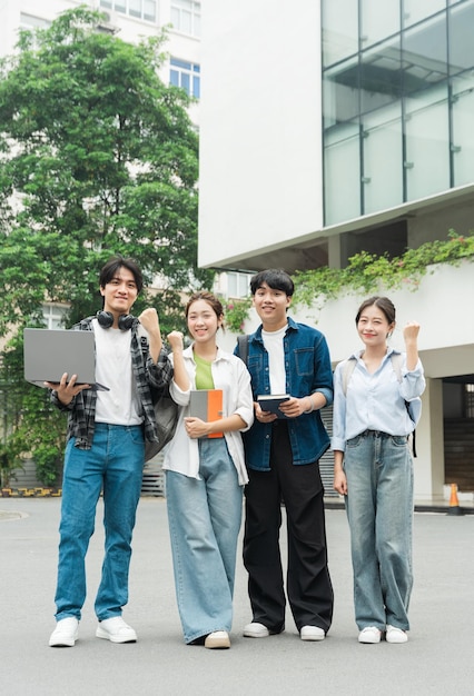 Portrait d'un groupe d'étudiants asiatiques à l'université xA