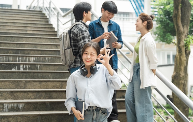 Portrait d'un groupe d'étudiants asiatiques à l'université xA