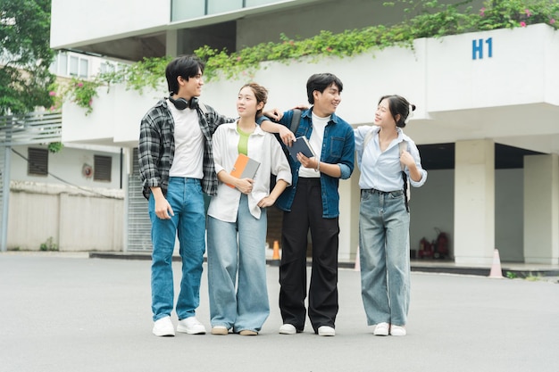 Portrait d'un groupe d'étudiants asiatiques à l'université xA