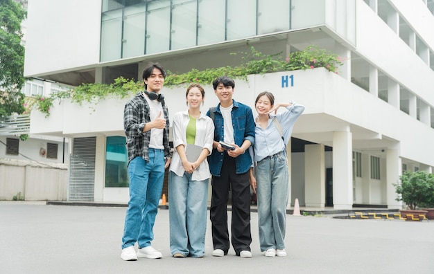 Portrait d'un groupe d'étudiants asiatiques à l'université xA