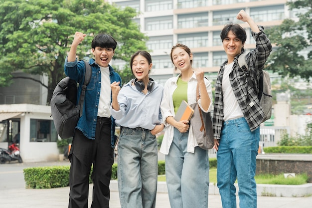 Portrait d'un groupe d'étudiants asiatiques à l'université xA