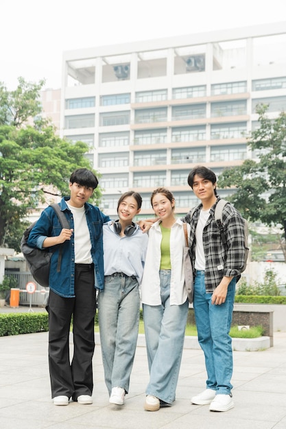 Portrait d'un groupe d'étudiants asiatiques à l'université xA