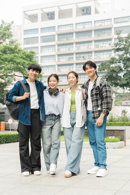 Portrait d'un groupe d'étudiants asiatiques à l'université xA