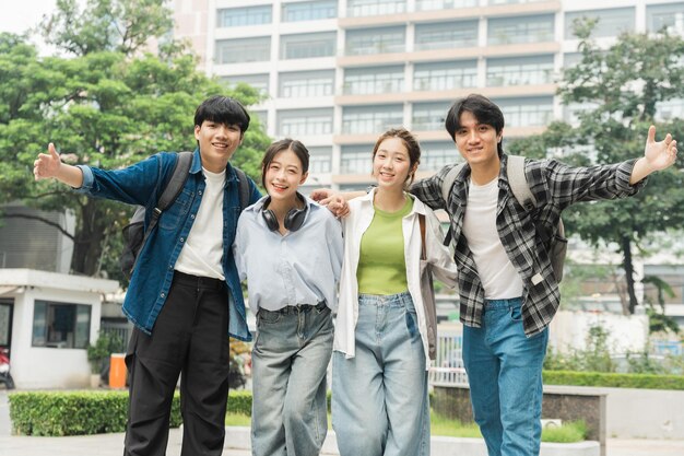 Portrait d'un groupe d'étudiants asiatiques à l'université xA