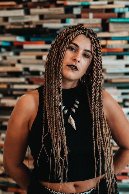 Photo portrait d'une jeune femme dans la bibliothèque