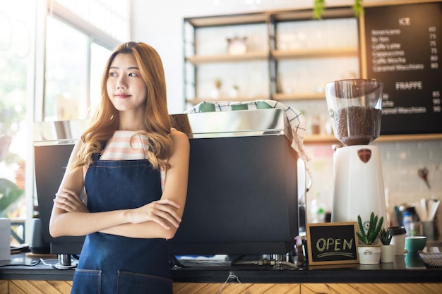 Photo portrait d'une jeune femme debout dans un restaurant