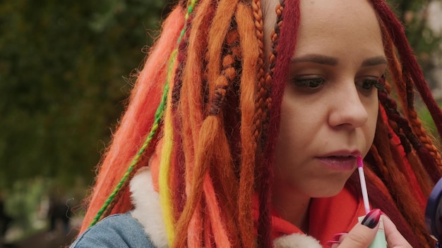 Photo portrait de jeune femme avec des dreadlocks peinture lèvres de rouge à lèvres