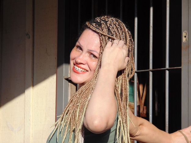 Photo portrait d'une jeune femme souriante