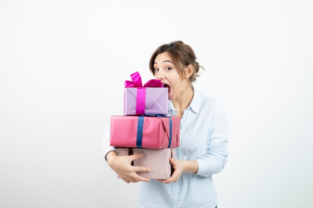 Portrait d'une jeune fille mignonne tenant une boîte cadeau avec ruban. Photo de haute qualité