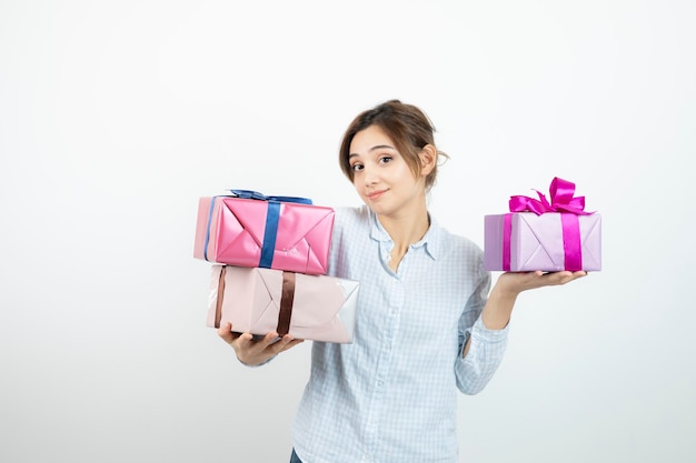 Portrait d'une jeune fille mignonne tenant une boîte cadeau avec ruban. Photo de haute qualité