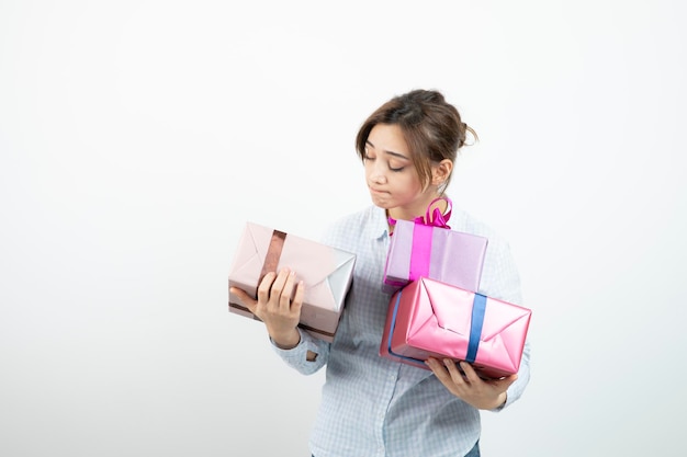 Portrait d'une jeune fille mignonne tenant une boîte cadeau avec ruban. Photo de haute qualité