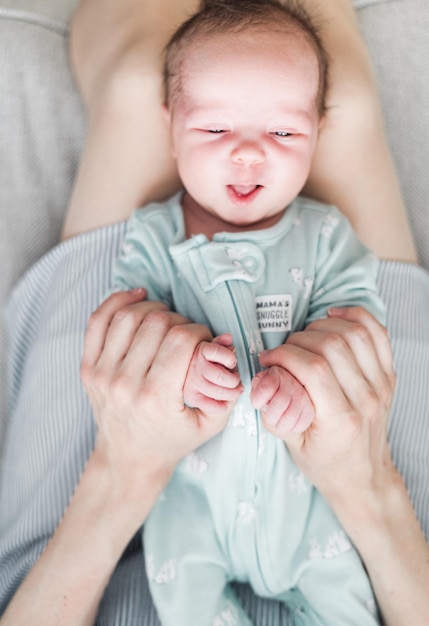 Portrait de mode de vie d'un nouveau-né, petite fille de trois semaines.