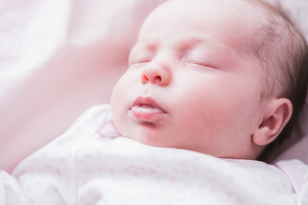 Portrait de mode de vie d'un nouveau-né, petite fille de trois semaines.