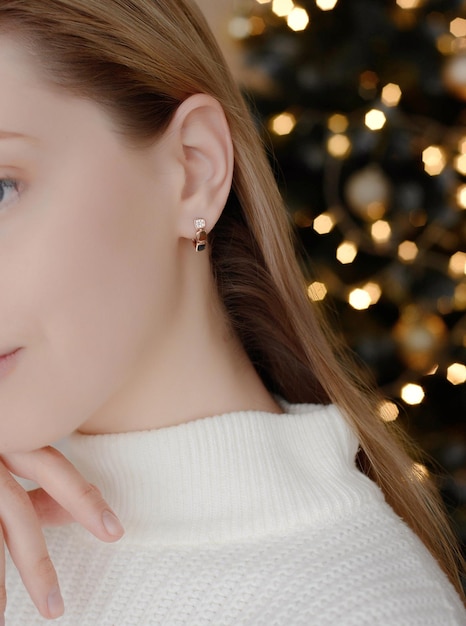 Portrait de Noël d'une jeune jolie fille