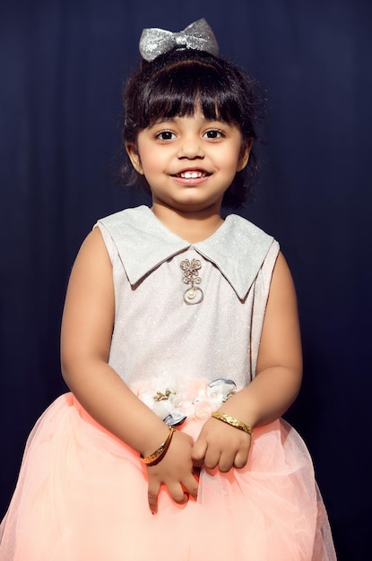 Portrait of baby girl smiling looking at camera shoot intérieur fond noir