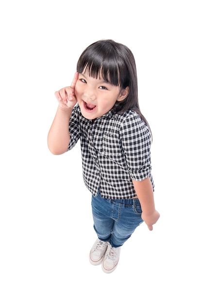 Portrait d&#39;un petit enfant intelligent excité pointant le doigt vers le haut