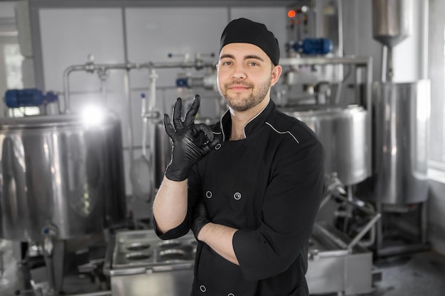 Un producteur de fromage fait maison produit de la mozzarella artisanale avec du lait frais de qualité de ses vaches brebis le matin Concept de tradition italie mozzarella