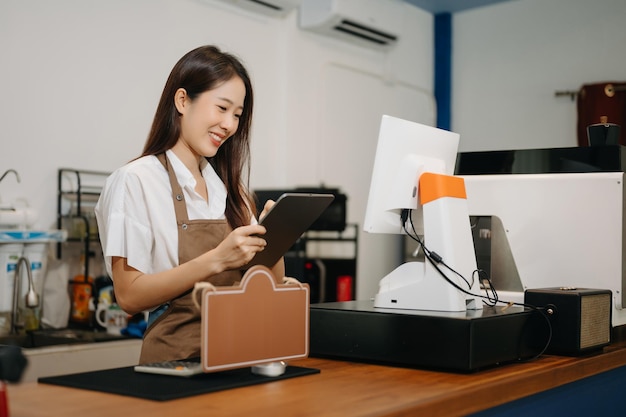 Photo la propriétaire d'un café asiatique dans un café xa