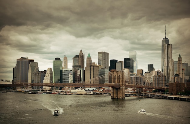 Quartier financier de Manhattan avec gratte-ciel et pont de Brooklyn.