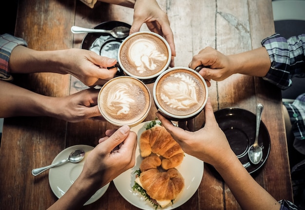 Rencontre entre amis dans un café