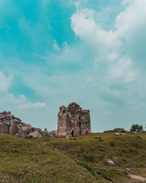 Photo les ruines du fort contre le ciel nuageux