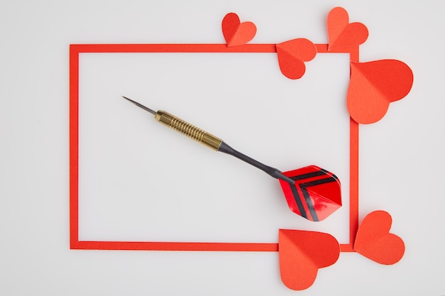 Saint Valentin aux fléchettes rouges et au coeur de papier