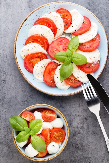 Salade caprese classique Tomates Mozzarella et Basilikum